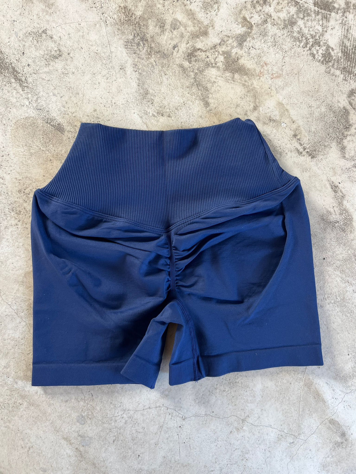 Short Curve, cinturilla en V invisible
